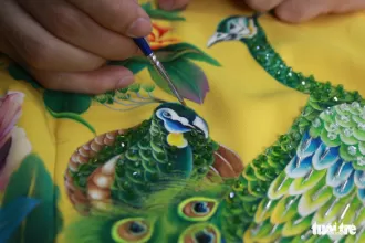 Bạn trẻ miệt mài với nét vẽ trên vải áo dài